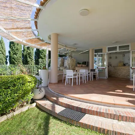 Cozy In With Swimming Pool Apartmán *